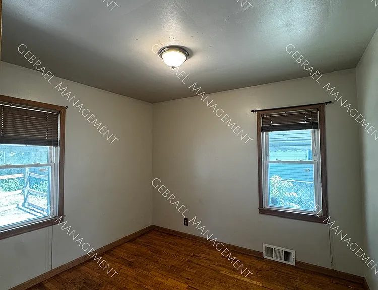 1119 Barney Ave — Photo 10