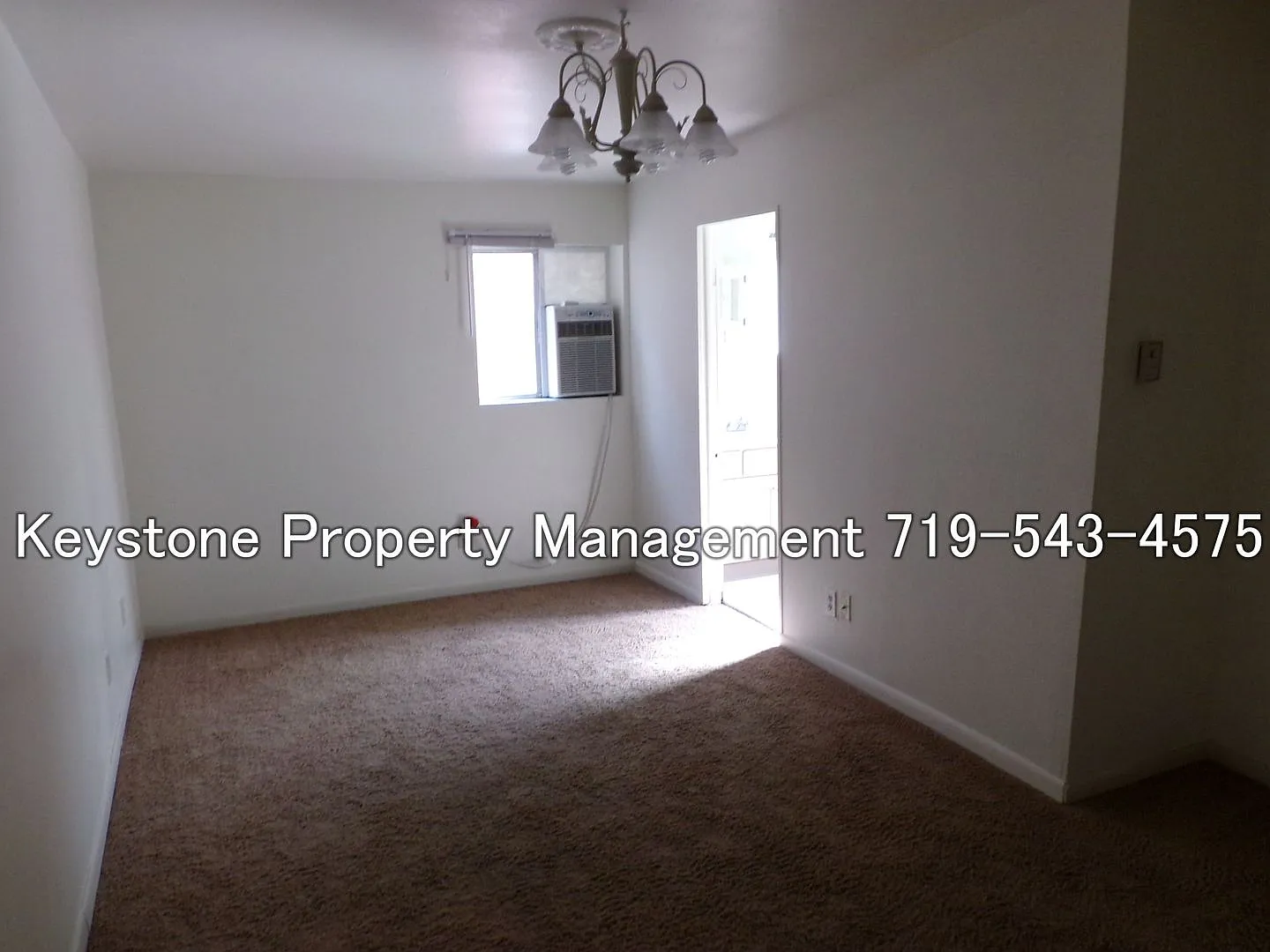 Take $475 OFF Spacious Downtown Apartment on 2nd Floor with Interior Entrance - $950/$950 — Photo 4