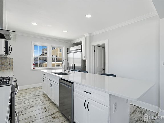 5th image of 241 Hillside Rd