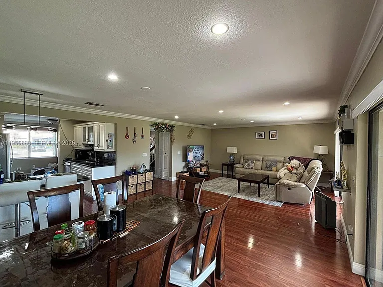 232 Lakeside Cir — Photo 2