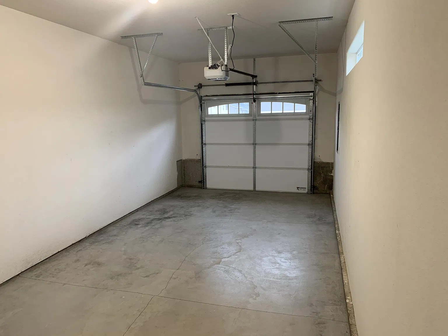 3 bed, 2.5 bath, 1350 sqft, $2,050 — Photo 2