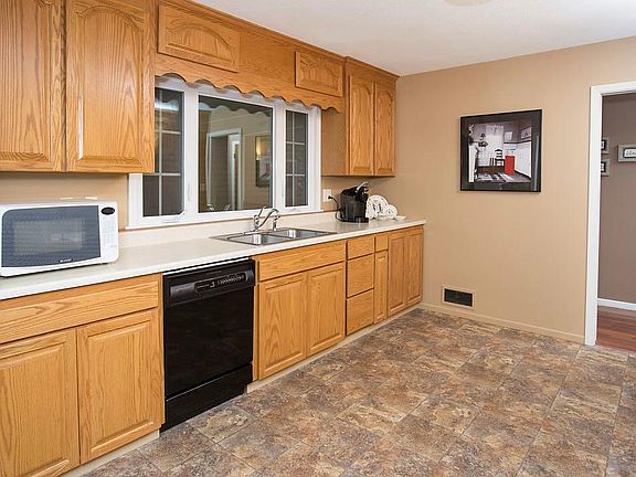 5th image of 1112 Parkhill Dr
