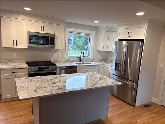 3rd image of 76 Beverly Rd E