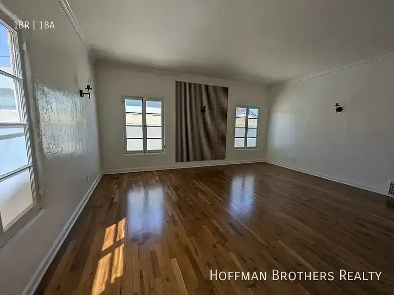1177 N Ardmore Ave #1 — Photo 4