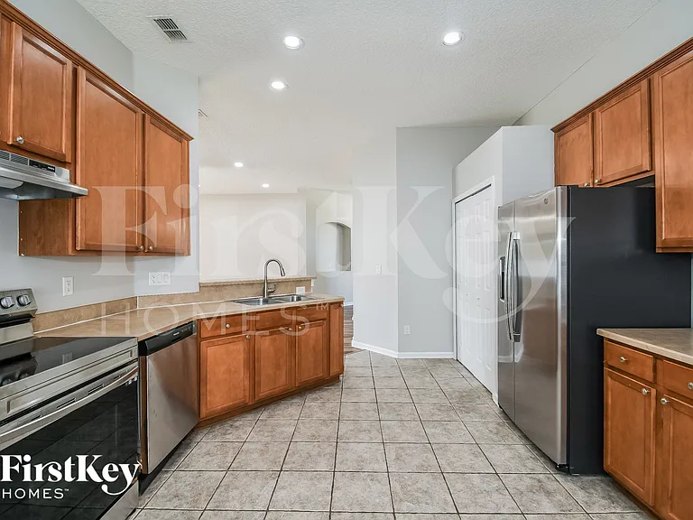 2402 Bentshire Dr — Photo 7
