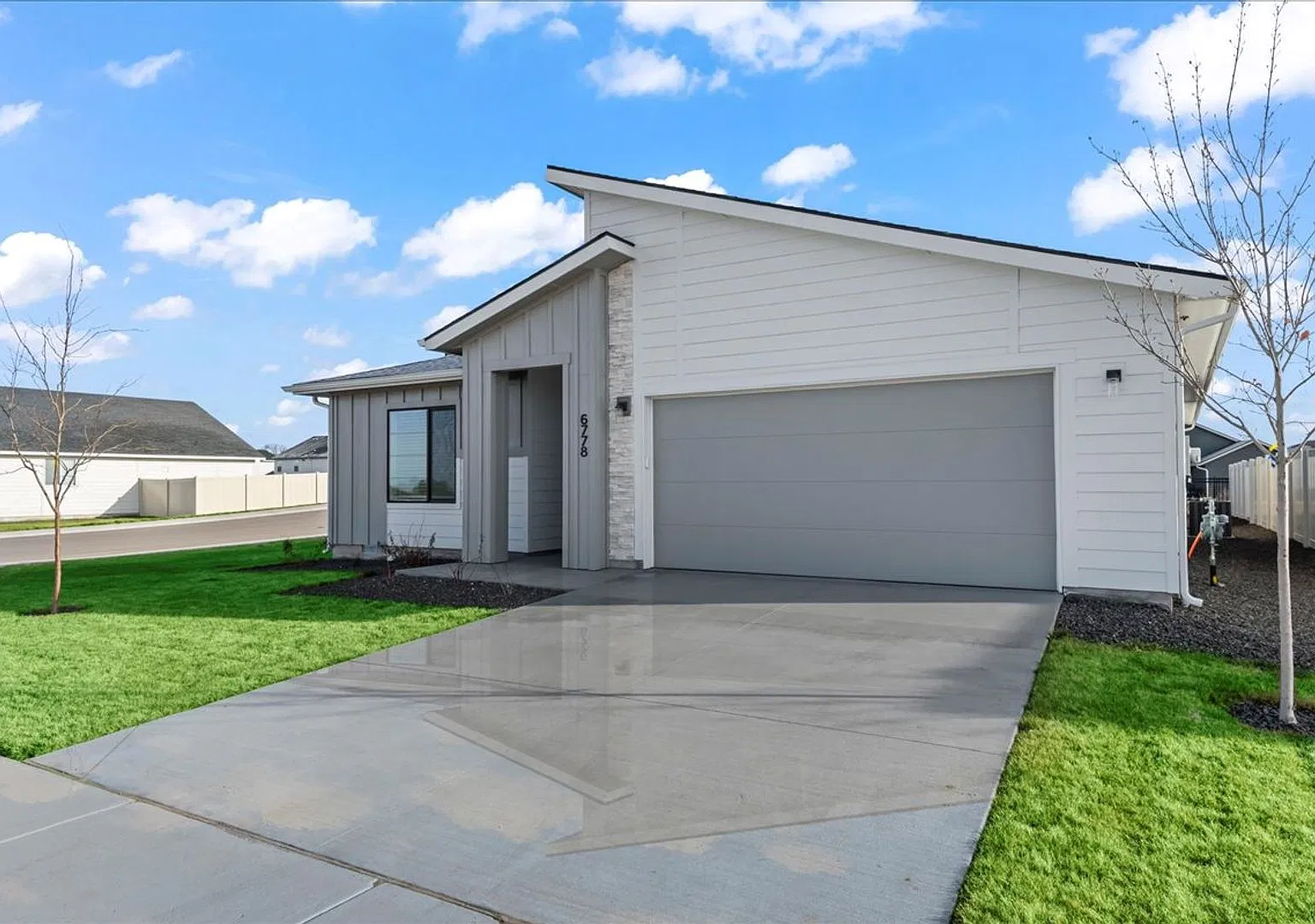 Single Story 4 Bedroom 2 Bathroom Home in South Meridian — Photo 2