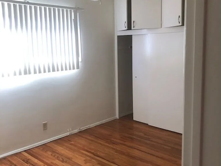 517 Frankfort Ave — Photo 2