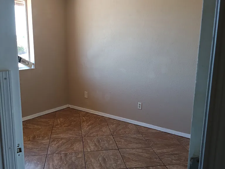 1646 W Shangri La Rd #4 — Photo 5