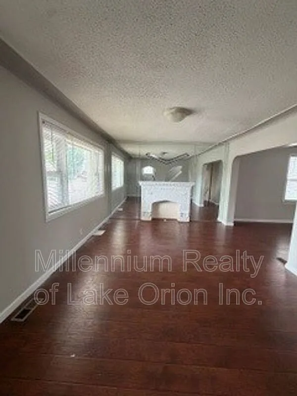 4 bed, 2.5 bath, 1550 sqft, $2,195 — Photo 2