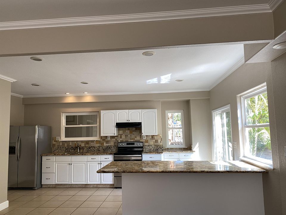 Full kitchen with island.