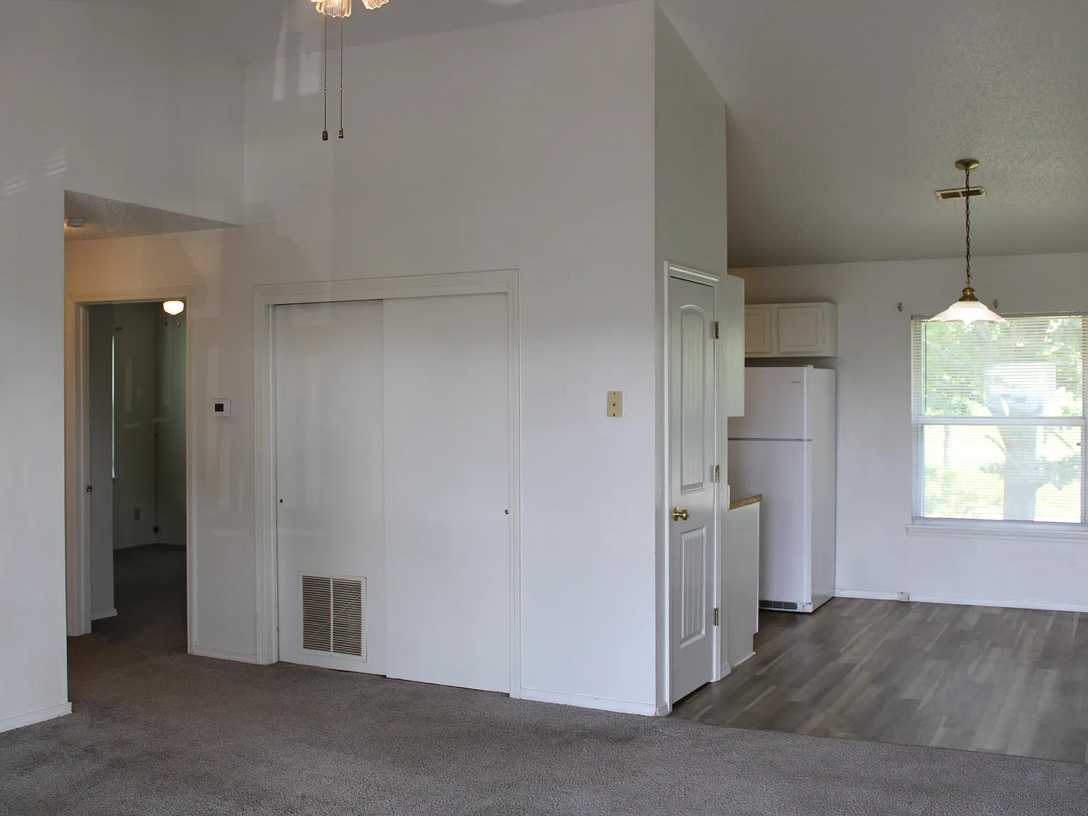 2 bed, 1.0 bath, 884 sqft, $975 — Photo 2