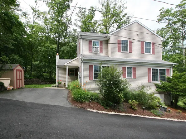 19 Old Lake End Rd, Newfoundland, NJ 07435