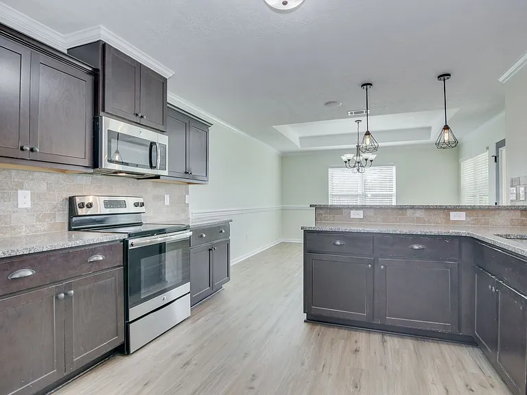 901 Avalon Ct — Photo 14