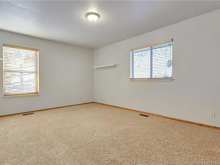 430 Parkview Dr — Photo 9