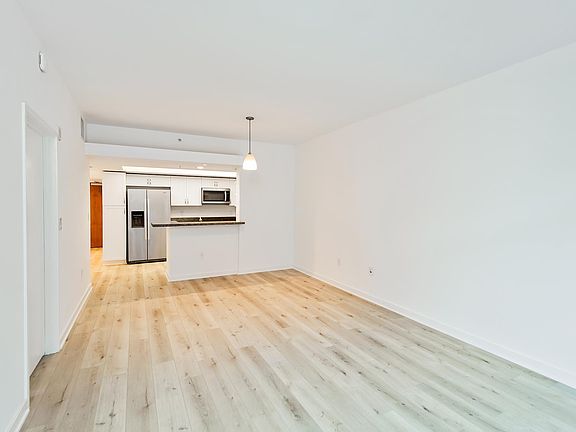 5th image of 13700 Marina Pointe Dr Unit 422