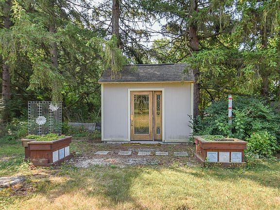 5th image of 128 Robin Ave N