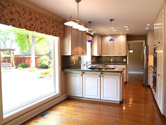 Eat-in kitchen area.