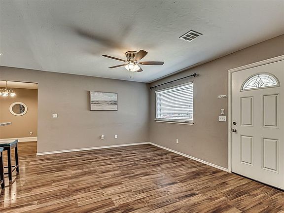 4th image of 220 S Irving Dr
