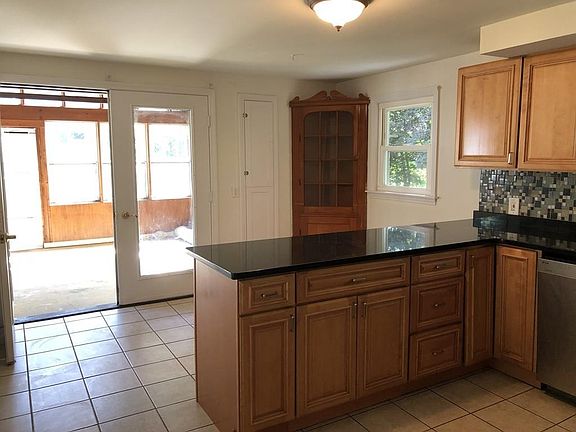 4th image of 29 Carol Dr