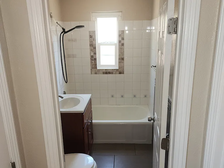 Spring Hill Court Apartments — Photo 8