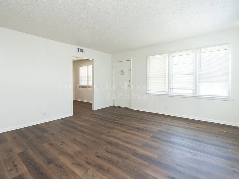 631 N Mount Carmel St — Photo 4
