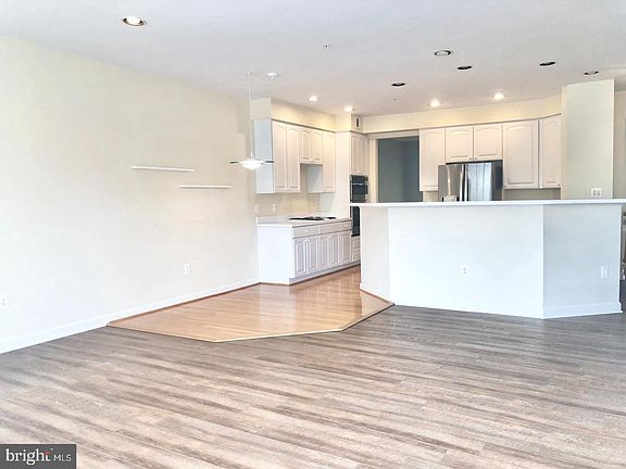 5th image of 556 Longhorn Cres