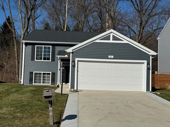 557 N Cygnet Lake Dr, Benton Harbor, MI 49022
