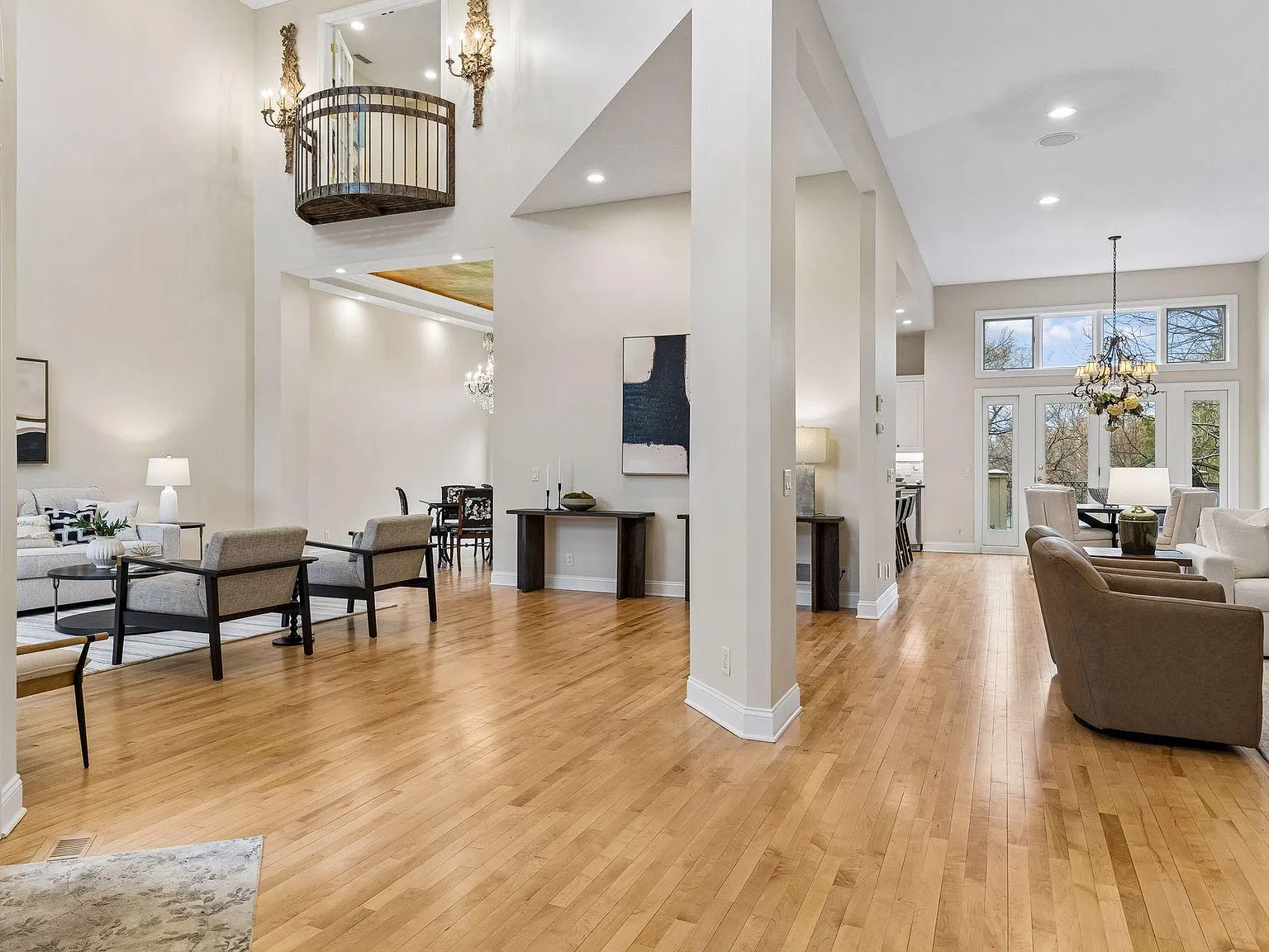 5 bed, 3.5 bath, 5167 sqft, $8,995 — Photo 2