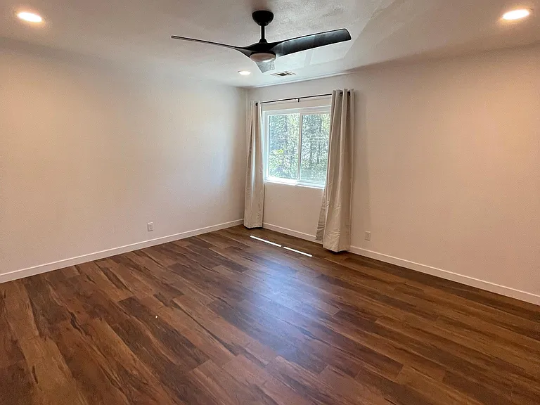 Large bright rooms. All rooms have recessed lights. Well insulated house. Cool in the summer. Warm in the winter.