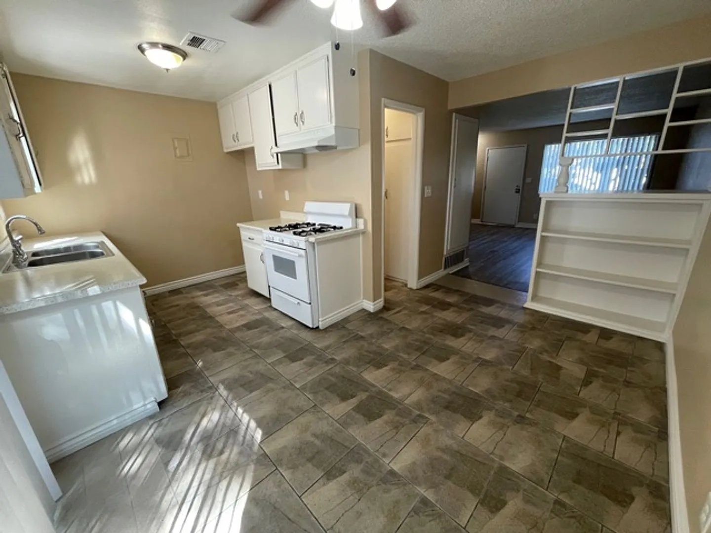 Silverwood Apartments (587) — Photo 4