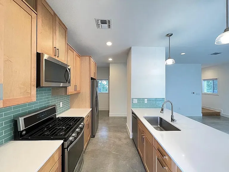 2101 Montopolis Dr #20 — Photo 6