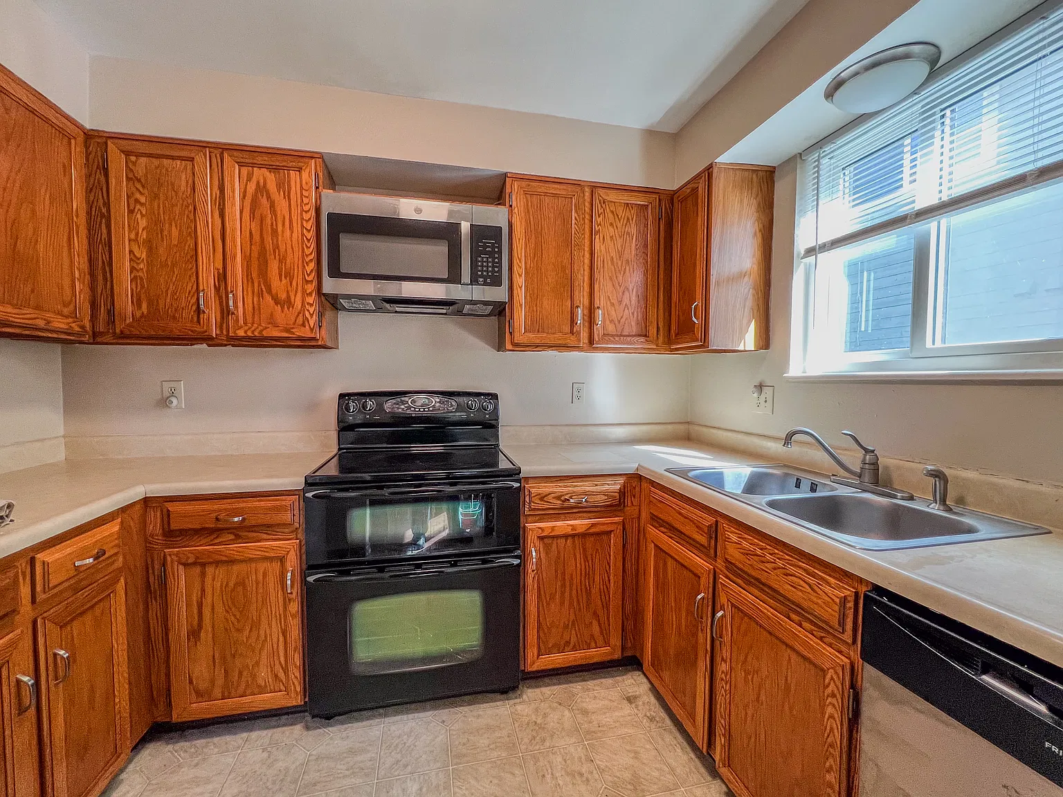 3 bed, 1776 sqft, $1,400 — Photo 3