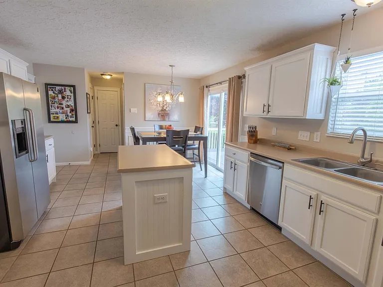 7713 Alexandra Dr — Photo 5