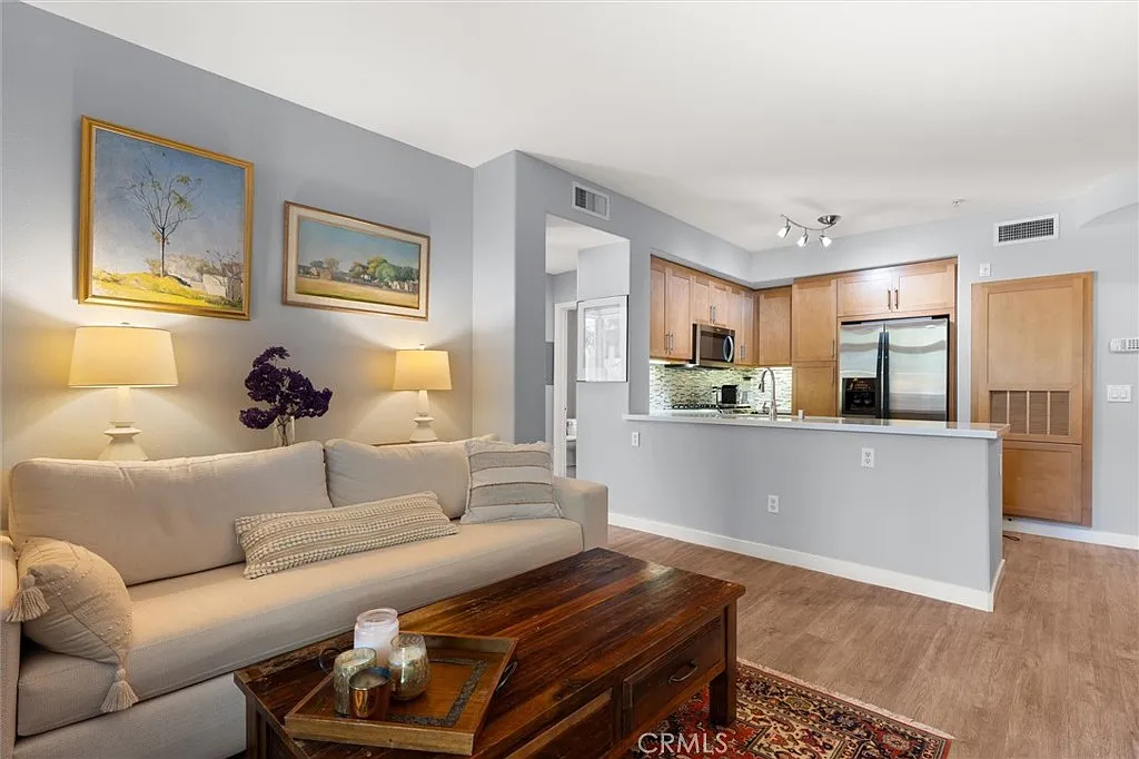 2 bed, 1100 sqft, $5,500 — Photo 3