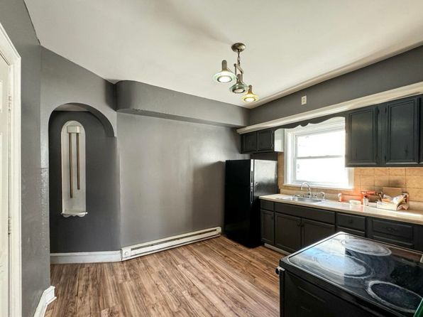 232 W Oak St Floor 2