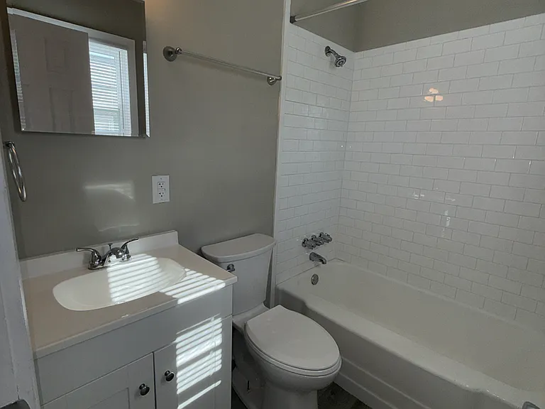 1437 W 4th St — Photo 2