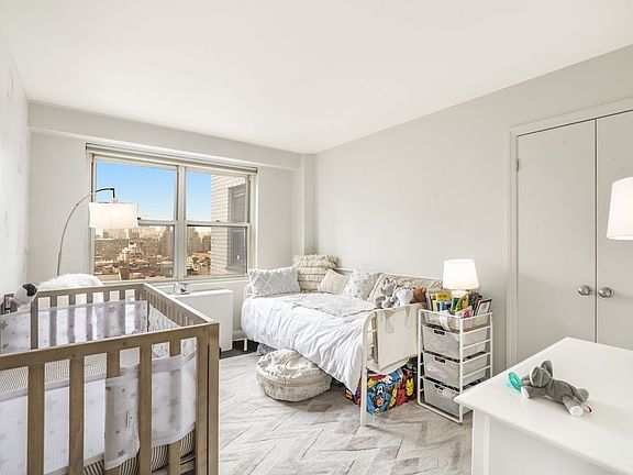 4th image of 420 E 72nd St APT 18-A