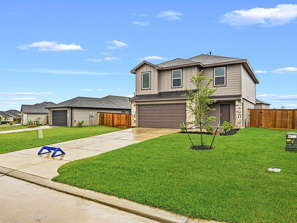 1st image of 40827 Hawthorne Glades St