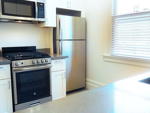3rd image of 2201 California St APT 32