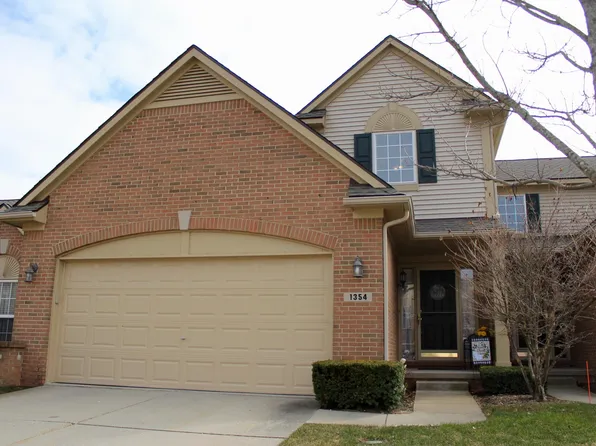 1354 Waverly Dr, White Lake, MI 48386