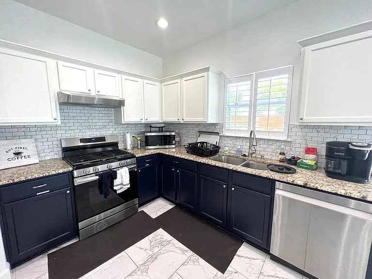2106 Huxley Ln — Photo 13