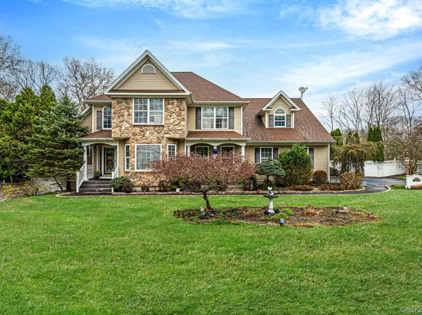 17 Holmes Avenue, Eastport, NY 11941