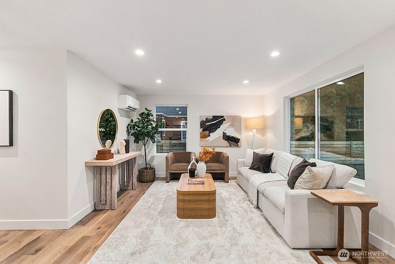 3rd image of 5817 56th Avenue NE