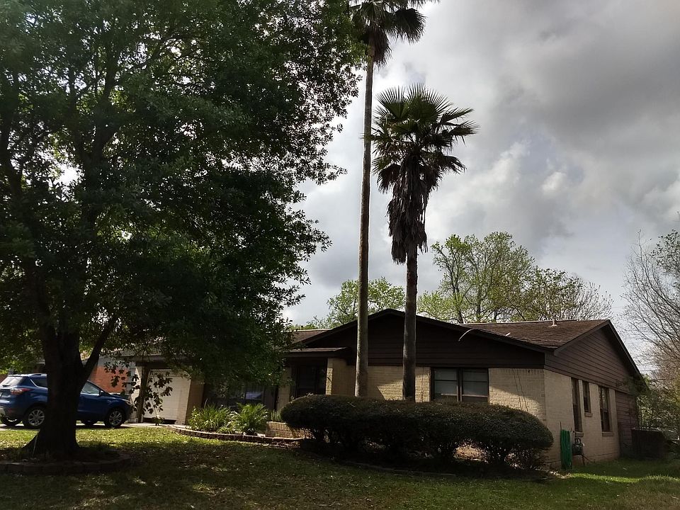 Front of the house. View from the street. The shorter palm three was damaged during the last hurricane, however there was no damage on the house. House never flooded.
