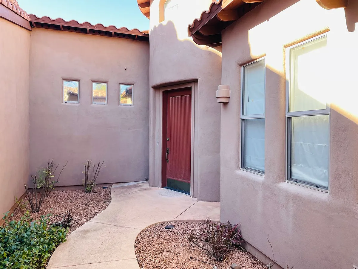 Building Photo - 110 Colinas