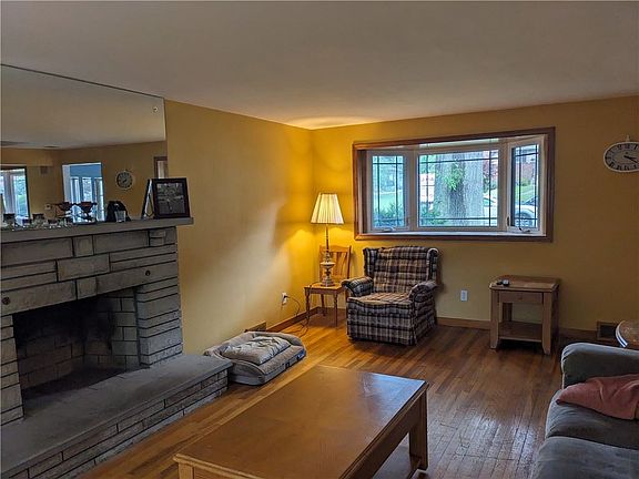 3rd image of 415 Meadow Rd