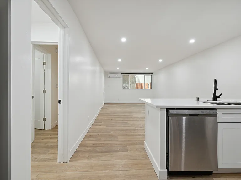 Encino Country Club Apartments — Photo 20