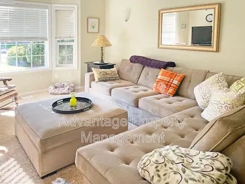 3 bed, 2.5 bath, 2005 sqft, $4,000 — Photo 4