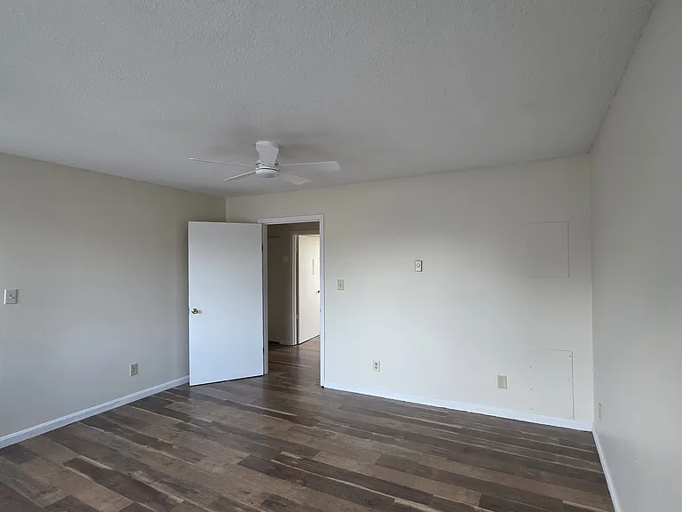 320 Hubbard St — Photo 9