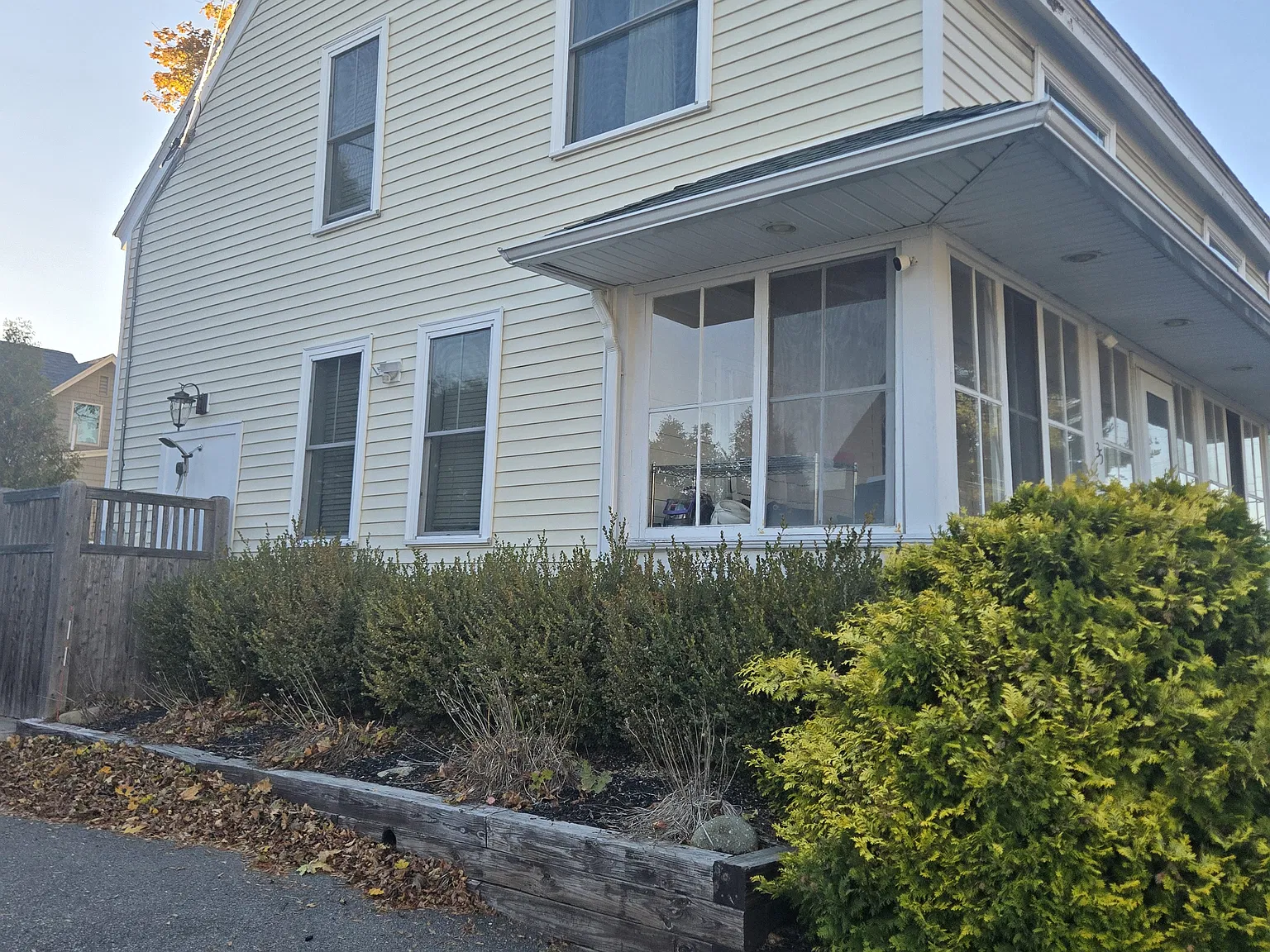 3 bed, 1098 sqft, $2,400 — Photo 2